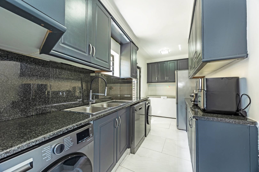 8 Bedroom Property for Sale in Plattekloof Western Cape